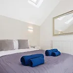 Two Bed Apartment In Leytonstone