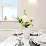 Two Bed Apartment In Leytonstone