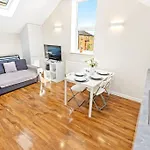 Two Bed Apartment In Leytonstone